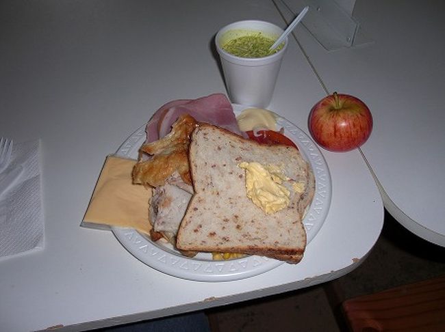 昼食はビッフェで、こんな感じになります。<br />まぁ、フィッシュ＆チップスの国ですから。。