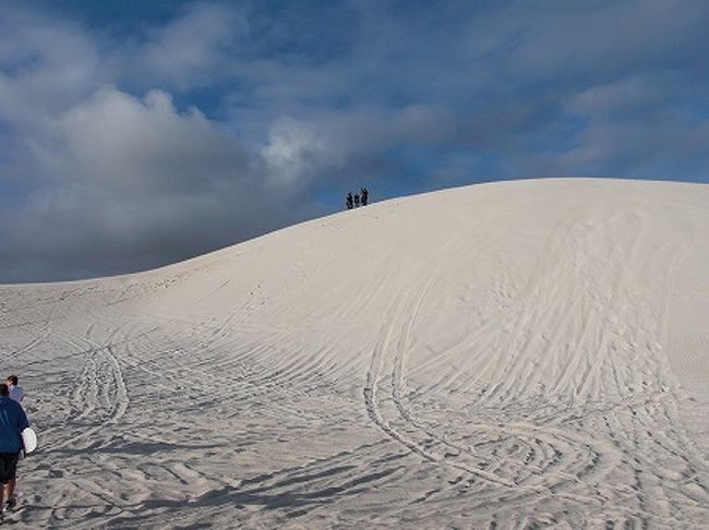 続いて、ランセリン砂丘です。<br />ランセリン砂丘は、真っ白な砂で、まるで砂漠のように広大です。<br />日曜日ってこともあるのか、地元の方が４輪バギーやモトクロスバイクを持ち込んでアウトドアーライフを満喫しております。<br /><br />ここでは、４ＷＤドライブ、サンドボード体験です。