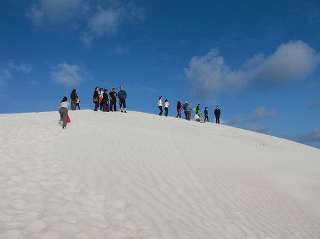 まずはサンドボード体験！<br />ボード持って、砂山を登ります。<br />これがキツイ・・・