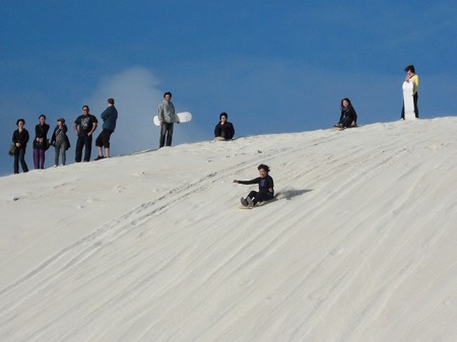 両手で舵とブレーキングを使いながら滑ります。<br />こけたら砂だらけです。<br />でも、スリルもあり楽しいですね。。<br />何回でもやりたいところやけど、上まで上がるのが辛くて、一度きりで断念しました。<br />リフトかなんかあれば、何回でもいくんだけど（笑）