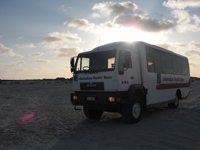 そうしてると、４ＷＤバスがやってきました。<br />ほとんどトラックです。<br /><br />早速、これに乗り込み砂丘ドライブです。