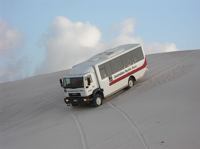 外からみるとこんな感じ。<br />見た目以上に、角度を感じます。<br /><br />いやぁ〜楽しい。。<br />盛りだくさんなツアーです。<br />その頃は、ツアー参加者同士のコミュニケーションも取れ、会話も弾みます。<br />日が落ちかけた頃、砂丘でのアクティビティーも終わり、帰路につきます。<br />ここからパースまで２時間かかるそうです。<br />帰りのバスは、みな爆睡。