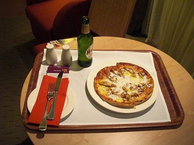 晩ご飯は、ルームサービスでピザとビール！<br />ビールを３本ほど頂き、就寝です。<br />これで、パース滞在２４時間。<br />明日は帰国の途につきます。