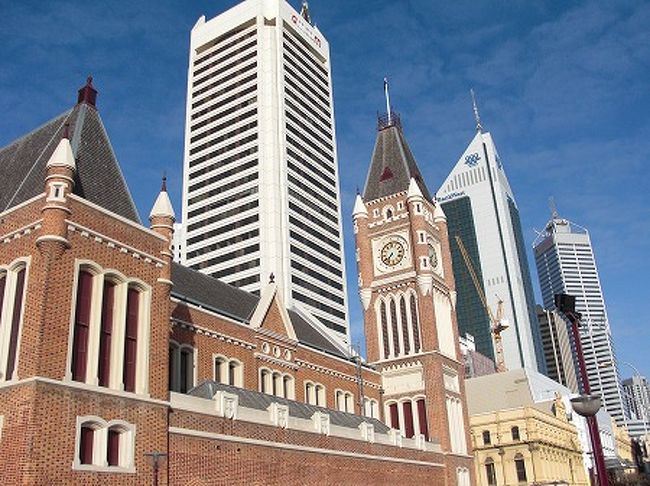 昨日とうって変わって、快晴のパースでございます。<br />本日は昼過ぎまで、パースに滞在し１５時３０分発の便で帰路につきます。<br /><br />７時に朝飯を食べて、いざ街へと繰り出します。<br />とりあえず、チェックアウト時間が１１時なので、それまでには戻ってこなければなりません。<br /><br />今日は、電車でフリーマントルに行くことにしました。