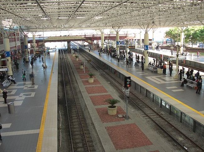 ホテルからパース駅までは徒歩で５分くらいなので便利です。<br />今日は月曜日なので、駅からは会社に出勤する人達が高層ビル郡に向かって歩いています。<br /><br />パース駅は、ヨーロッパの駅を思わすアーチ屋根です。