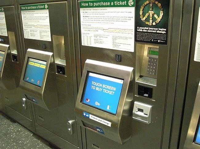 切符は自動販売機で買います。<br />パースでの公共機関はゾーン制になっており<br />フリーマントルまでだと２ゾーンになるので、AS３．５＄になります。<br />これで、２時間は乗り放題です。<br />フリーマントルまで行って、パースまで２時間以内に戻ってくれば最初のこの切符のみで行けるのです。<br /><br />電車はかなり頻繁に走ってるので、うまく使えば便利ですよ。