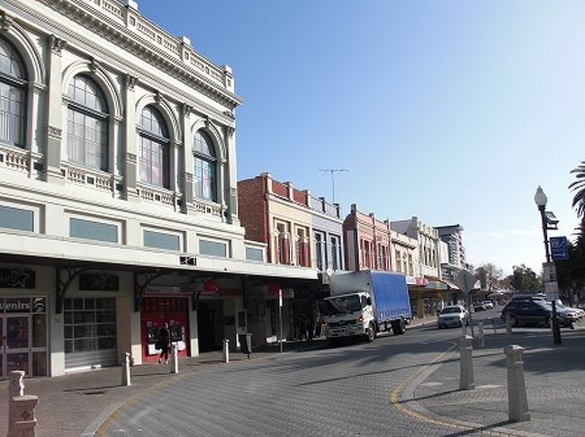 しかし、早朝のためか月曜日ってこともあるのか、お店も開いてなければ、人もいません。<br />まぁ、歩いて散策することにします。