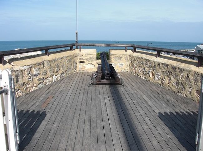 インド洋に向かって、大砲が置いてあります。