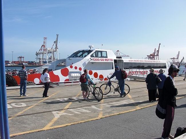 帰りは、スワン川をクルーズして、１時間ほどかけてパースに帰ろうかと考えていたんですが、<br />時間があわずに断念・・・<br />しかし、船乗り場には、ロスネット島行きの人がたくさんいました。