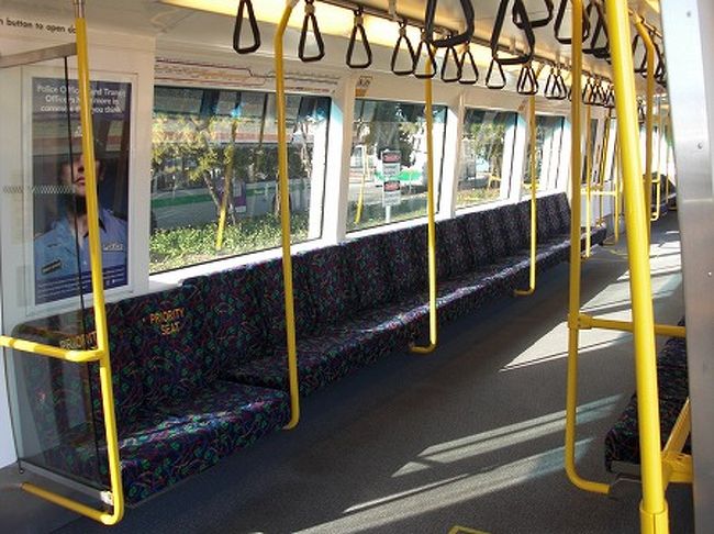 フリーマントル駅から、帰りの電車に揺られていると、警官なのか、警備会社の人なのか<br />途中の駅から乗ってきて、切符や、ICカードをチェックしてました。<br />こうやって不正乗車をふせいでるんですね。<br /><br />パースに到着すると、私の切符に記載されてる有効時間より１０分過ぎているじゃないですか・・・<br />う〜ん・・・<br />でも、パース駅の改札はあまり人がいることがないので、、そのまま出れました。。