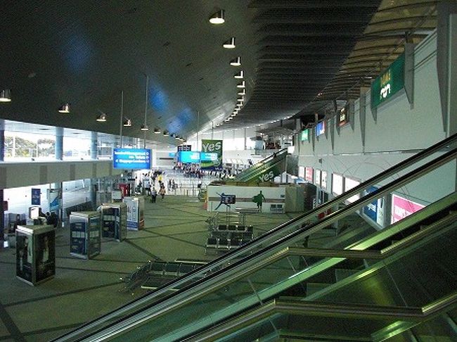 ダウンタウンでタクシーを拾い、パース国際空港へ。。<br />