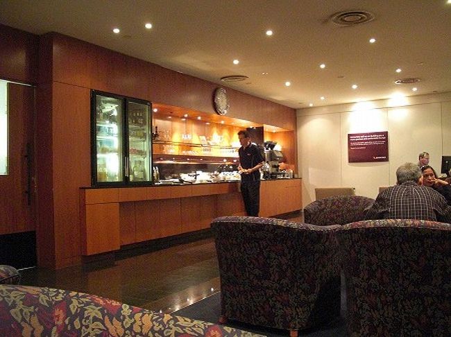 空港に到着して、カンタスのチェックインカウンターでチェックインしそそくさと出国。<br />よく考えれば、昼飯を食べてなかったので、ラウンジで頂こうと、カンタスのラウンジへ。
