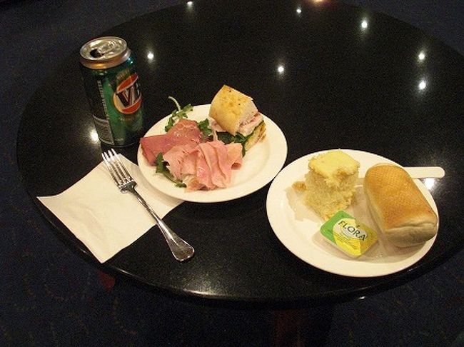 お決まりのサンドイッチとビールを頂き、空腹から脱出！