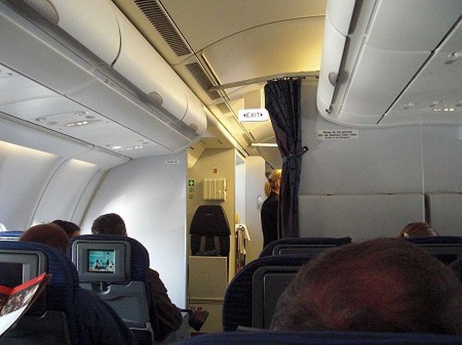 帰りのフライトは、女性のCAばかり。<br />おもしろい、配置のしかたですカンタス。。