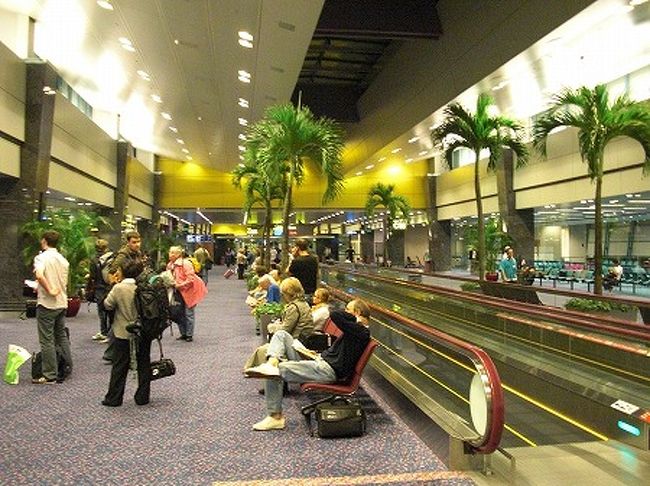 シンガポール・チャンギ空港に到着!<br />帰りは乗り継ぎに２時間以上あるので、ラウンジめぐりをすることに。
