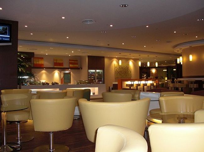 まずは、ＪＡＬに指定されたＣＩＰラウンジへ。<br />東京行きが出発前なので、人が多い・・・<br />座る場所もないので、キャセイにラウンジへ行くことに。