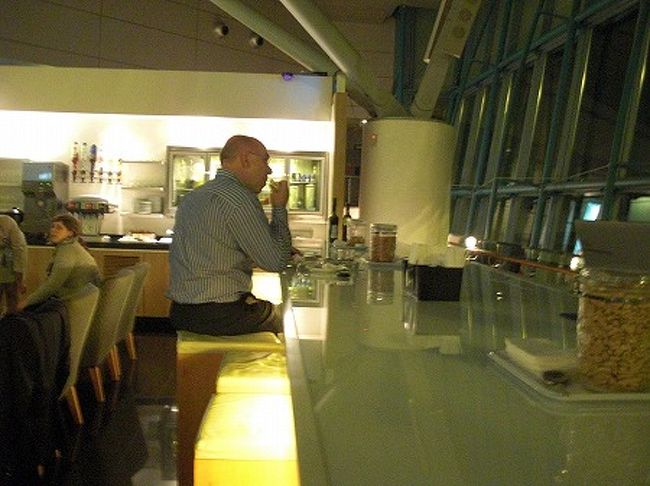 キャセイのラウンジは、人も少なく落ち着いた感じです。<br />カウンターでビール頂きながら飛行機を見ます。