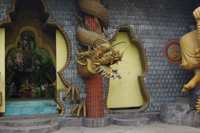 公園を後にした私達は、市内へ戻る途中にウィさんが、自宅の近くに綺麗なお寺があるからって立ち寄ってくれました。