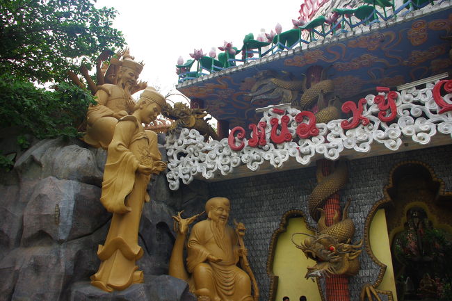 日本のお寺とはちょっと違いますよね。