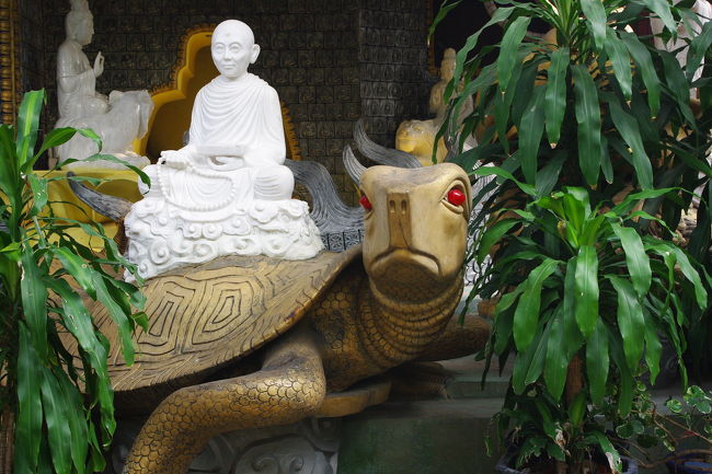 亀の上に仏像。