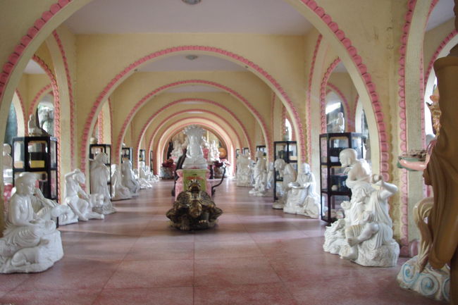 お寺の中です。ピンクや白が基調で明るい感じ。