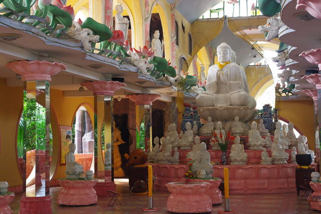 日差しが差し込み明るいお寺の中。