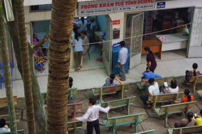 ここはお寺の中の病院。貧しい人達を助けるため、無料でお坊さんが針などで治療するようです。