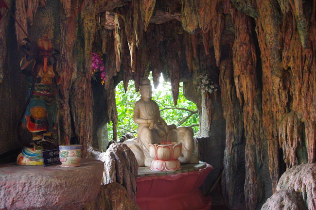 鍾乳洞みたいな感じ。