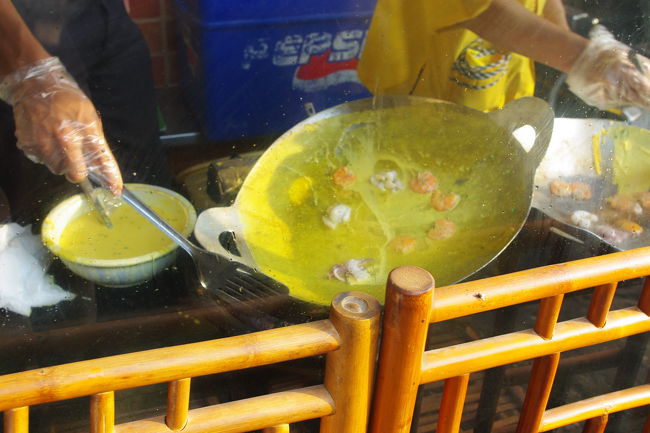 作っているところ。カメラを向けたらフライパンをこちらに見せてくれました。親切なベトナムの方。<br />実は私も粉を買ってみたのですが、うまく焼けるかしら？というか作り方がベトナム語で読めない^^;あはは。まぁどうにかなるか。