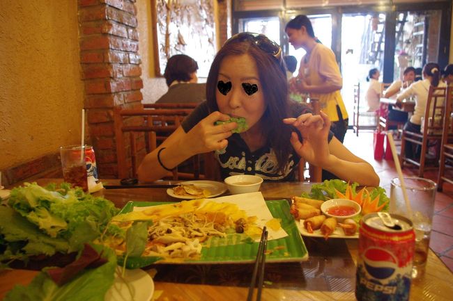 失礼してパクッ！ウィさんが巻き巻きしてくれました。ヌクマムをつけてうまい〜