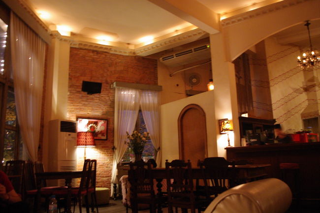 こちらガイドブックにも載ってるカフェ・フネソレです。<br />昼間も来てみたかったんですが、タイミングがなく今になってしまった。<br />マッサージの後で、ちょっと甘い物がほしくなって訪れてみました。