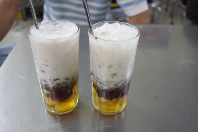 ホテルにスーツケースを預けていたので、いったんホテルに戻りました。ウィさんが迎えに来てくれ、いよいよ旅も終り・・・。最後に食べ残した物ない？って言ってくれ、じゃあチェーかな？ココナッツミルクの中に豆だのかんてんチックなものが入っていました。