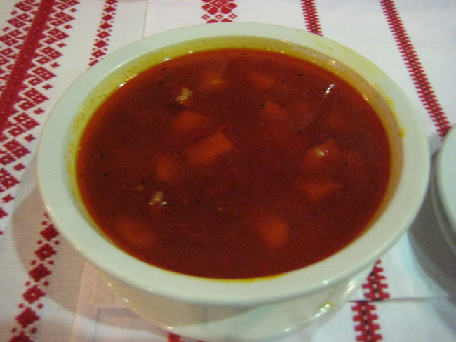 今日の晩ご飯<br /><br />グヤーシュ<br /><br />牛肉と野菜と粉末パプリカのスープ