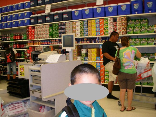 さらにラウンジで飲んだくれたあとは<br />シャトルバスでぶらぶらショッピングへ<br /><br /><br />お決まりのＫマート<br /><br />柔軟剤や芳香剤をかいだり<br />スパムを選んだり<br /><br />外国のスーパーって楽しいなぁぁ<br />何時間でも一人で見ていたい<br />