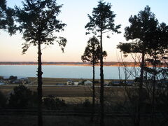 鹿島神宮駅の一つ手前の延方駅から宿泊先の“かんぽの宿”までは送迎バス４分。
高台にある建物からは北浦が一望出来ます。
部屋からも大浴場からも一望。

非常に気持ちのいい眺めです。