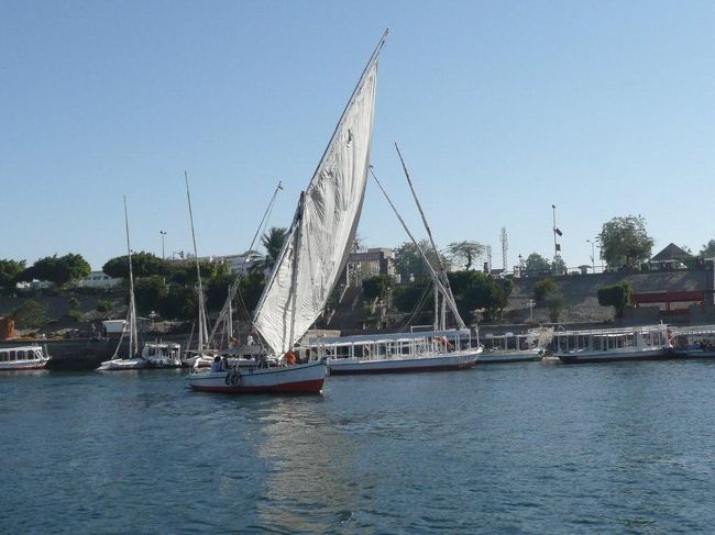 アスワンのナイル川を静かに進むファルーカ。風の丘からはまさにその名の通りいい風が吹き下ろしてくるため、この丘の正面ではすいすいと進んでいくが、ひとたびここを外れると凪状態に陥ることもある。