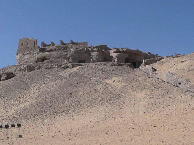 風の丘を下から見上げた様子。ここから砂利道に近い階段を墳墓まで登っていく。墳墓はかぎが掛かっているので、案内人がついて1つ1つ開けて説明して回ってくれる。そして当然のようにバクシーシを要求される。<br /><br />まぁ、なかなか一生懸命説明してくれるので、払う価値は有ると思うが。