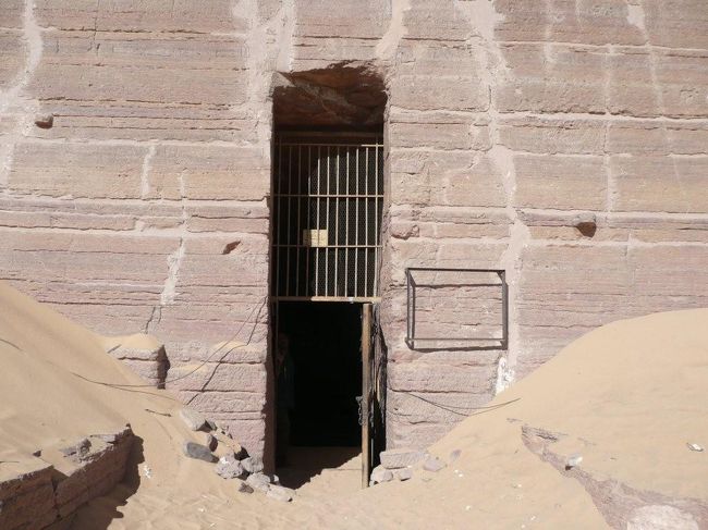 ●墳墓その3<br /><br />ここは中に壁画が残されている。ここは管理人に鍵を開けてもらう。