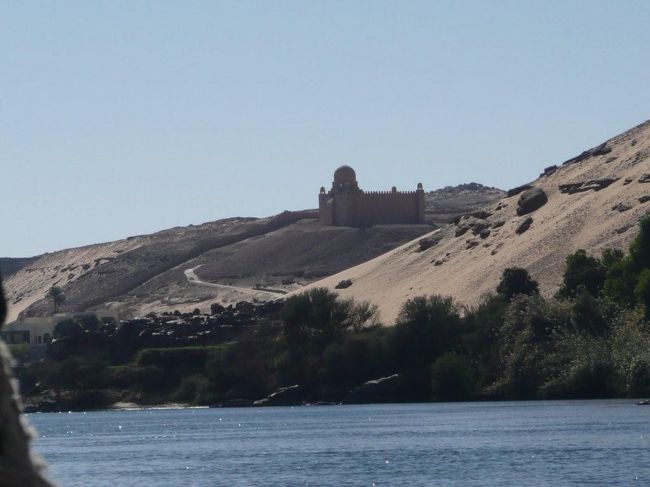 ●アガ・カーン廟<br /><br />アスワンのシンボル的な存在。西岸南部の丘の上に建つ。周囲はほぼ砂漠状態で太陽の光がさんさんと照りつける中、この廟ひとつだけがポツンと建つ。<br /><br />アガ・カーン氏はイスマイル派のイスラムのイマーム(最高指導者)だった人。