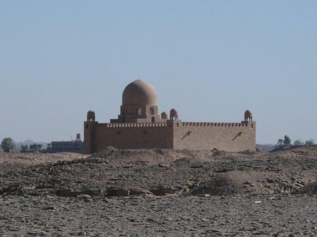 丘の上に登って見たアガ・カーン廟。残念ながら中に入ることは出来ないので、外からこうして眺めるしか無い。あまりの暑さにそもそももっと近くまで寄ろうとさえ思わなかった。