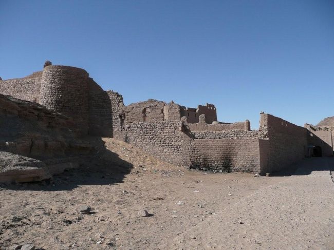 ●聖シメオン修道院<br /><br />アガ・カーンに向かう船着場から歩いて15分程、炎天下の下を延々と歩き続けると砂漠のど真ん中にこの様にもはや崩れ落ちてしまった建造物が見えてくる。<br /><br />こちらが6世紀に建てられたコプト教会。もともと普通の人が立ち入れないようにこんな不便な所に建てたらしい。