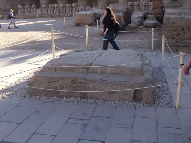 同様に、やや右側にも対称的に供物台があったはずですが、今は土台しか残っていません。さらに進むと、