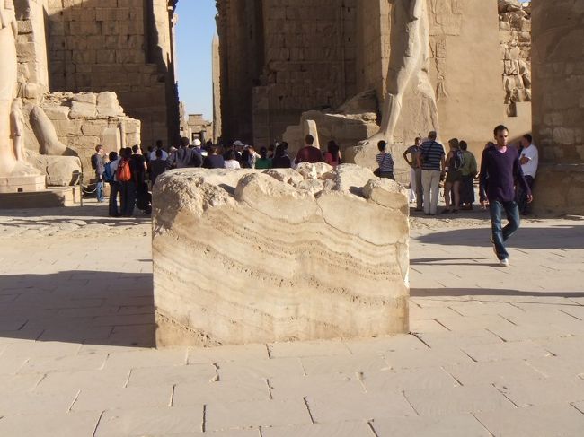 中央にアラバスター製のメインの供物台があります。当時は神殿の中にはファラオと神官しか入れませんでしたので、それ以外の人たちは、これらの供物台に供物を置いてお祈りしたのです。