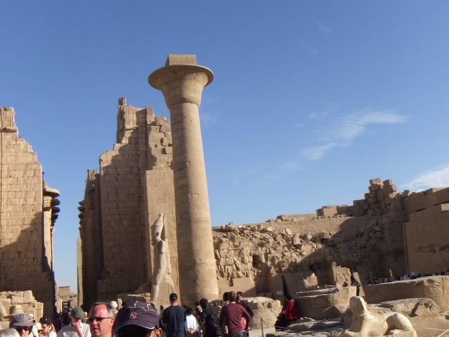 中心に見える開花パピルスの形をした円柱は、タハルカ王の柱です。タハルカ王は、ラムセス２世などよりずっと後のファラオです。元々柱は６本あったようですが、１本しか残っていません。