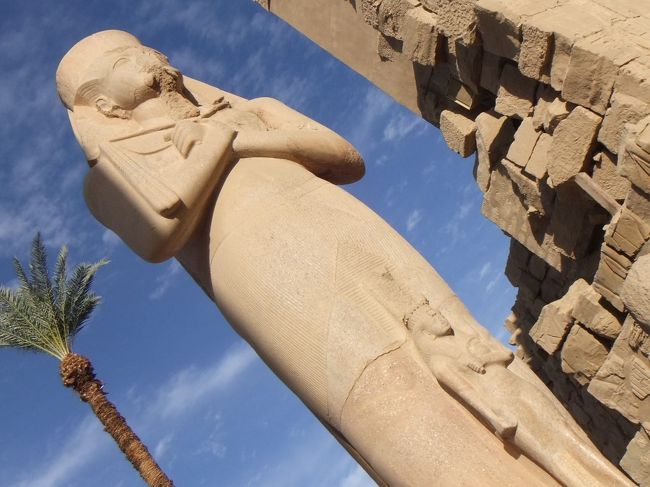 前方に、２つの像が向かい合っています。左側をパネジェムの像といいます。実はラムセス２世の像ですが、後のアメン大神官パネジェムが名前を刻み、自分のものにしてしまいました。ガイドさんが言うには、足元にいるのはラムセス２世の王妃ネフェルタリです（違う説もあるようです）。