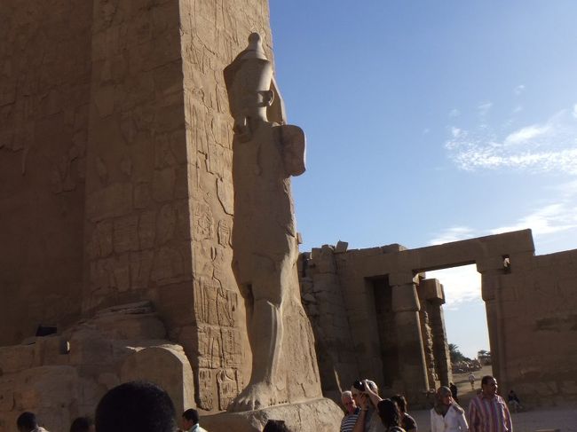 右側の像は左足を出したラムセス２世像です。左足を出しているのは生きている姿で、パネジェムの像のように足を閉じて腕を組んでいるのは死後の像だそうです。