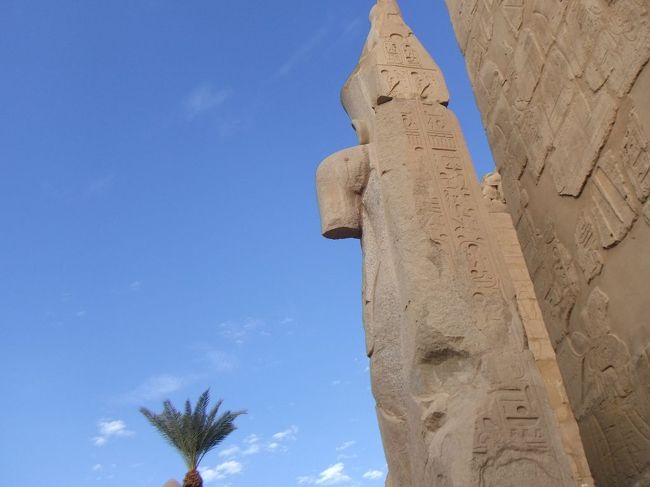 ラムセス像の背面を見てみます。