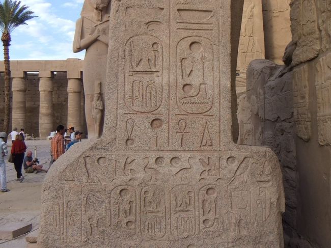 下の方にあるカルトゥーシュを見てみます。これは確かにラムセス２世です。