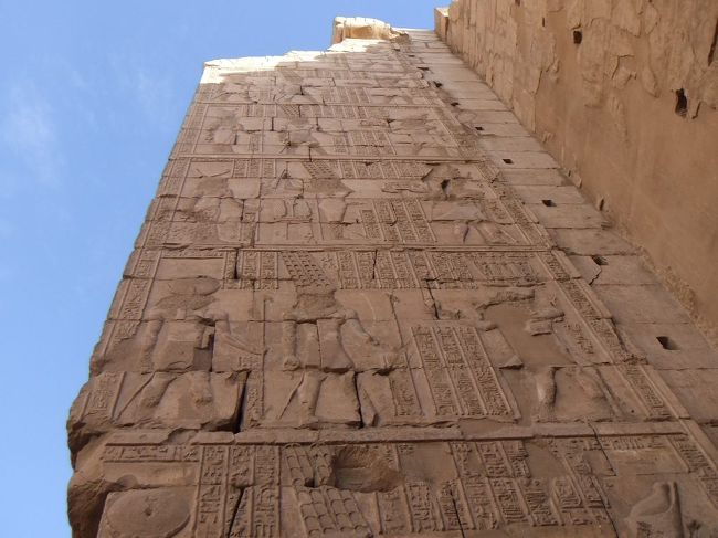 こちらが右側です。同じレリーフが上下にいくつも並んでいて、