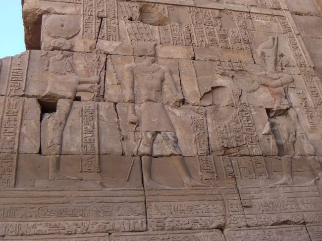 全てはこのような場面で、右側のホルエムヘブが真ん中のアメン神に捧げ物をしています。一番左側の神様の名前は忘れてしまいました。分かったらページを更新します。